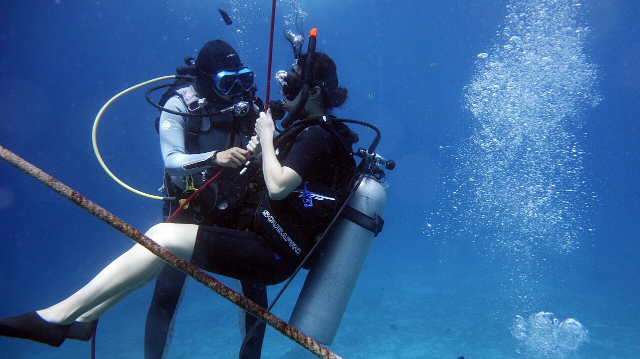 PADI Discover scuba diving, decent with line for safety