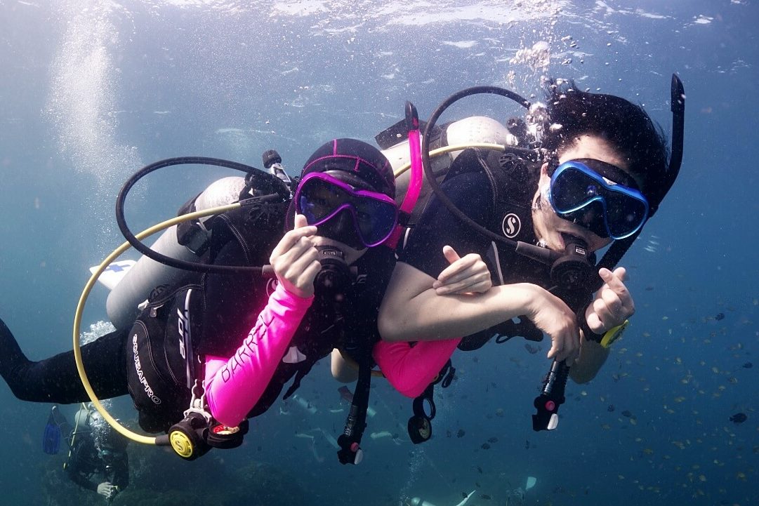 relaxed advanced divers